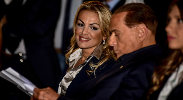 Silvio Berlusconi e Francesca Pascale si sono lasciati. Lei: «Gli auguro di trovare una persona che si prenda cura di lui»