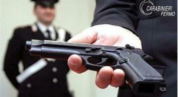 Minaccia familiare con una pistola, denunciato dai carabinieri a Sant'Elpidio a Mare (Nella foto: la pistola sequestrata)