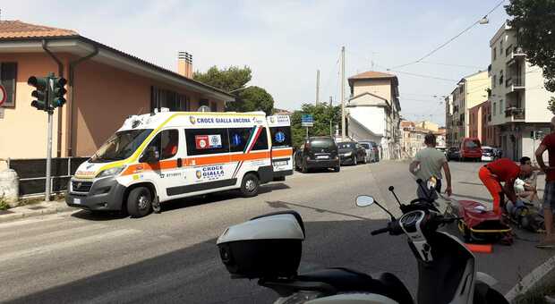 Scontro tra auto e scooter: sessantenne trasportato in ospedale a Torrette