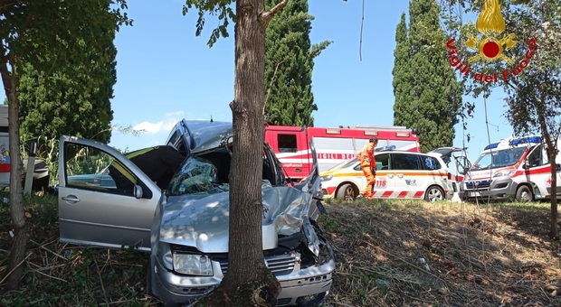 Incidente con il trattore e l'auto finisce contro un albero: un uomo e una donna d'urgenza a Torrette