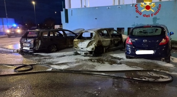 Lecce, due auto in fiamme e una terza danneggiata, in Piazzale Siena: intervento nella notte dei vigili del fuoco