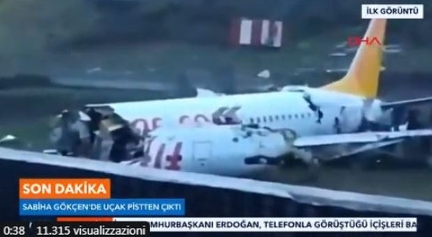 Istanbul, aereo in atterragio esce di pista e si spezza in due: nessun morto, ma ci sono feriti