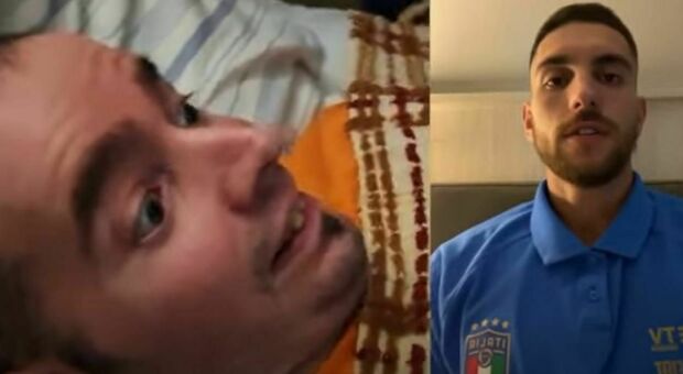 Fabio Ridolfi mentre ascolta il videomessaggio del centrocampista della Nazionale Lorenzo Pellegrini