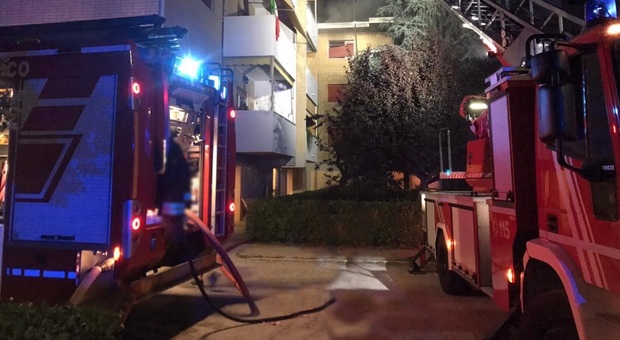 Incendio nella notte in una palazzina, appartamento inagibile. Vigili del fuoco al lavoro