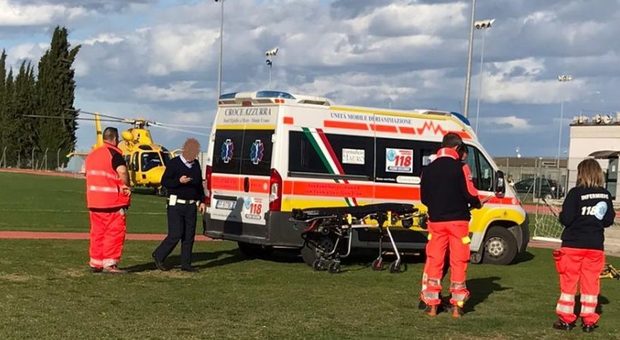 Un'ambulanza in campo dopo una partita di calcio