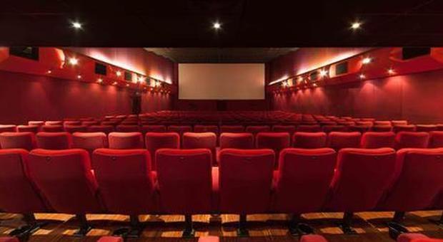 Cinema aperti ma sale vuote, la partenza è un flop: il film più visto incassa solo 1.300 euro