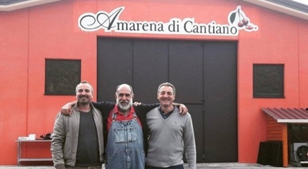 Cantiano, l azienda agricola Morello regala 1.500 ai suoi dipendenti nella busta paga di dicembre. I fratelli Lupatelli con lo chef Giorgione