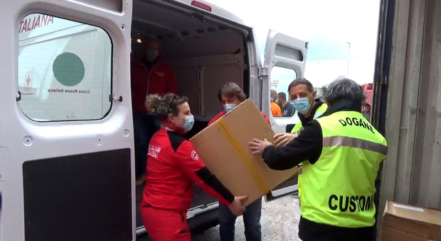 Undicimila paia di scarpe sequestrate con false griffe consegnate alla Croce Rossa per i bisognosi