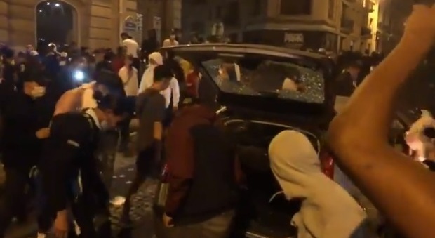 Parigi, notte di scontri dopo la sconfitta in Champions: auto in fiamme e negozi distrutti, 148 arresti