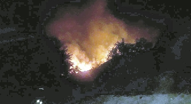 Ascoli, incendio a Poggio di Bretta: una notte e un giorno per domare le fiamme e bonificare l'area