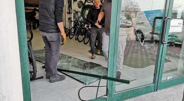 I danni provocati dai ladri nel negozio Cicli Copparo