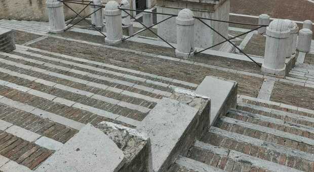 In Piazza del Papa danneggiata una balaustra della scalinata. Colpa dei vandali o di chi si siede a bere sul parapetto