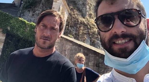 Totti e Ilary a Frontone e sul Catria: pioggi a di selfie e autografi