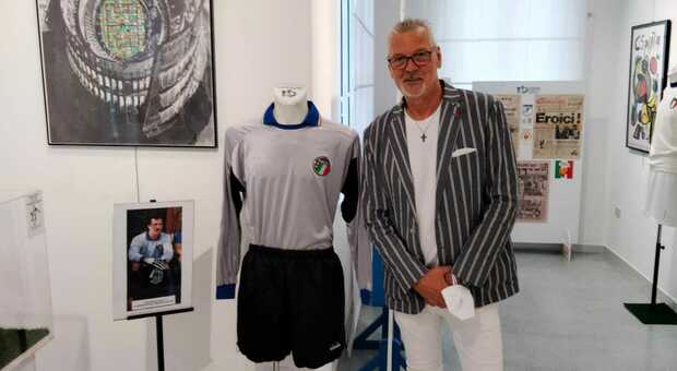Tacconi in visita alla mostra "Cent'anni d'azzurro" firma la sua maglia dell'Italia dei Mondiali 1990