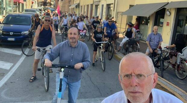 La pedalata alla scoperta di Pesaro guidata da Massimo Cirri di Caterpillar