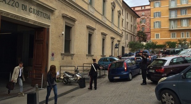 Giovani aggrediti in centro a Senigallia: un rapinatore libero, gli altri due ai domiciliari