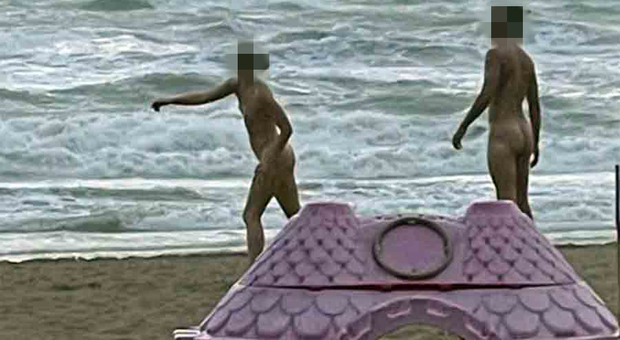 Nudisti in spiaggia vicino a famiglie e bambini: blitz della polizia locale, scattano le maxi multe a Potenza Picena