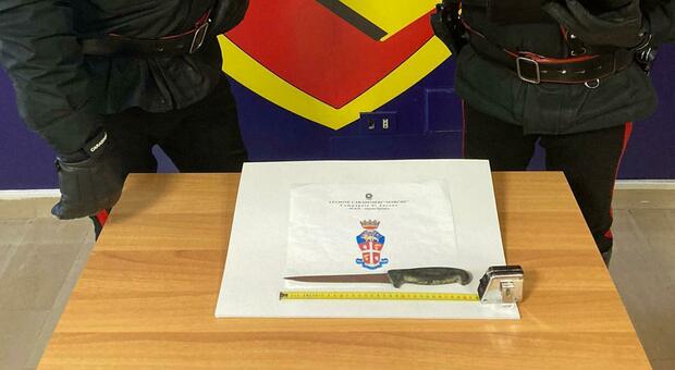 Il coltello ritrovato dai carabinieri sotto lo zerbino di un negozio