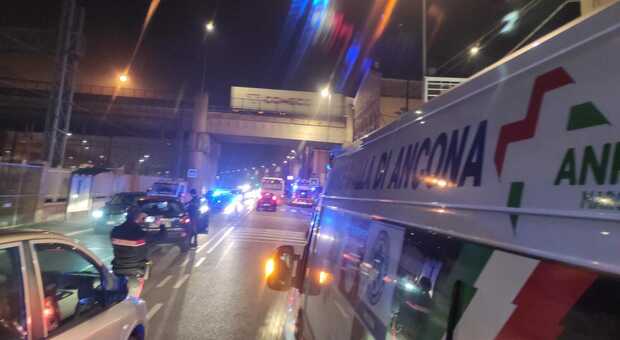 Tamponamento sulla Flaminia, ferito un automobilista: traffico in tilt all'ingresso di Ancona
