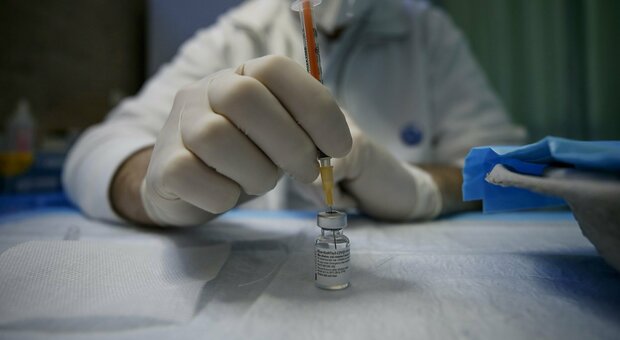 Beffa-vaccini nelle Rsa: servono le scorte, stop all’iter. L’assessore Saltamartini: «Da Roma ci chiedono di conservare il 30% delle dosi già arrivate»