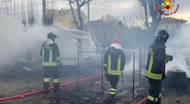 Incendio sul lungomare di Senigallia Tre roulotte divorate dalle fiamme