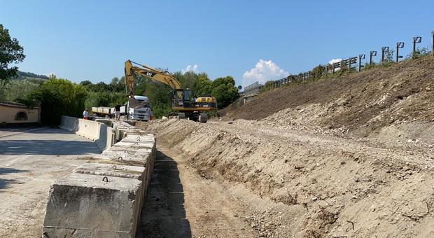 Proseguono i lavori per la costruzione di una rampa provvisoria sulla Ss 76 a Jesi in corrispondenza del sottopasso danneggiato da un mezzo pesante