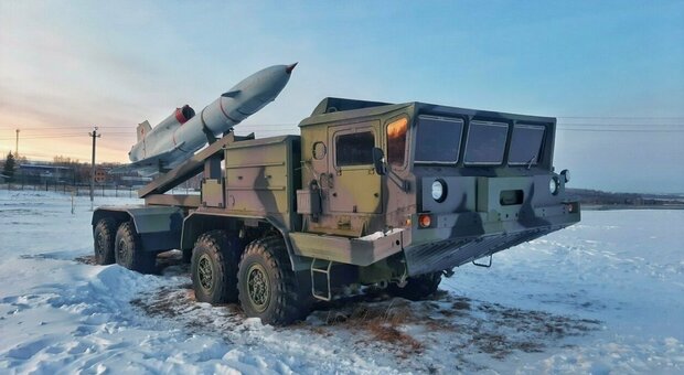 Putin attacca Kiev con missile nucleare (senza testata atomica). Ucraina: «È a corto di armi»
