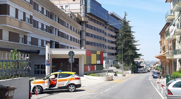 Caos al pronto soccorso di Fermo: donna dà in escandescenze e fugge gettandosi tra le auto