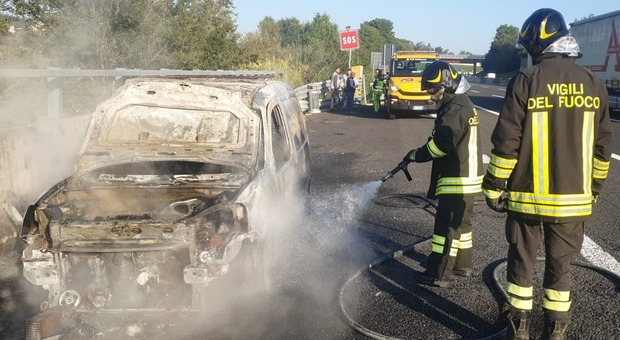 Auto a fuoco in A14 a Civitanova, passeggeri messi in salvo. L'incendio ha distrutto una Peugeot