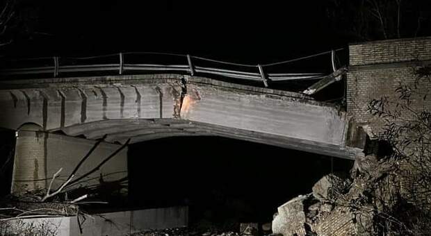 Sant'Omero, collassa una trave in cemento armato e il ponte viene giù a notte fonda. Salvati da un giovane automobilista