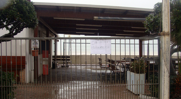 Porto Sant'Elpidio, ristorante chiuso per i danni della mareggiata
