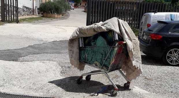 Orrore fuori del supermercato: cadavere di un uomo trovato in un carrello della spesa