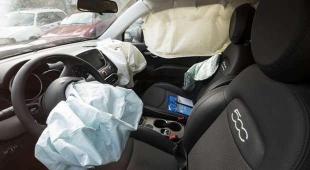Neonato morto per lo scoppio dell'airbag. I genitori indagati per omicidio colposo: andava disattivato
