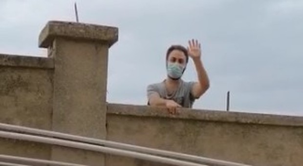 Ancona, mamma in travaglio ma papà non può entrare: si arrampica sul tetto dell'ospedale per farle forza