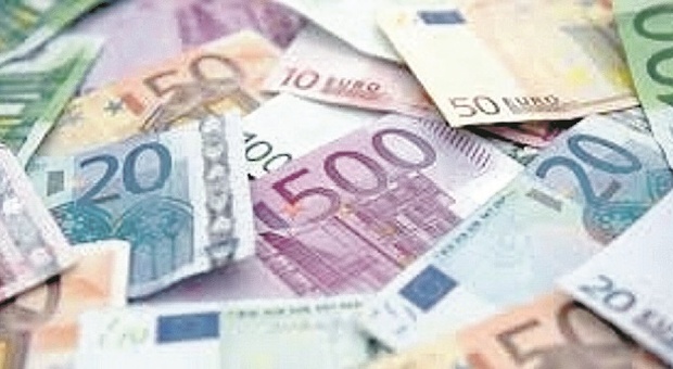 Mezzo milione di euro sui conti all'estero: in due a processo per riciclaggio