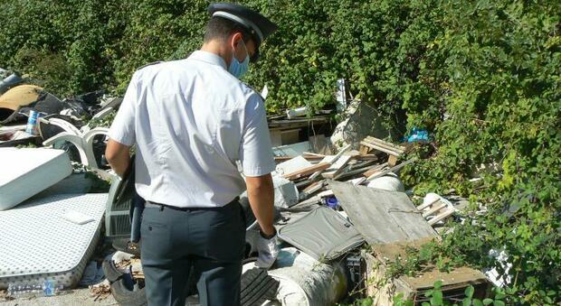 Ancona, tonnellate di rifiuti in due discariche abusive: sequestri, denunce e maxi multe