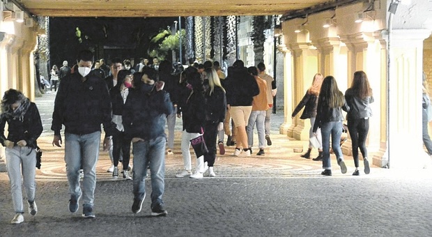 San Benedetto, movida senza regole, il sindaco vieta gli alcolici da asporto tutta la notte