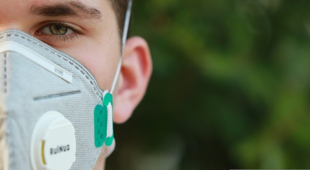 Covid, la mascherina del futuro: sarà in grado di rilevare i virus nell'aria dell'ambiente circostante