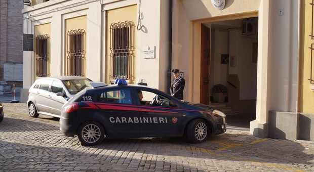 Senigallia, due giovani prelevati in albergo dai carabinieri