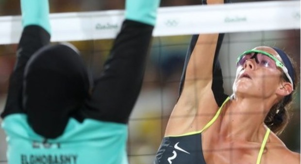 Rio 2016, che sfida nel beach volley. Egiziane con il velo, tedesche in bikini