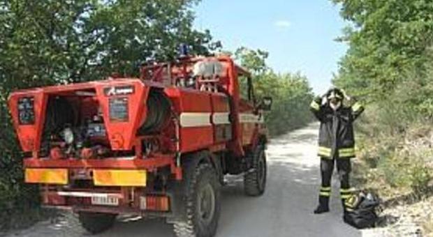 Incendio nel Fabrianese lungo la statale 76