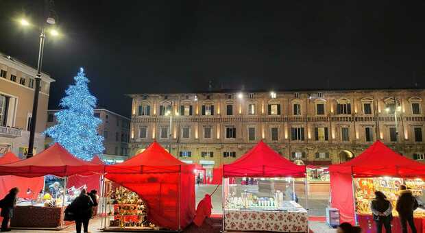 I commercianti di Pesaro: «Centro spoglio, mai più un Natale senza luci