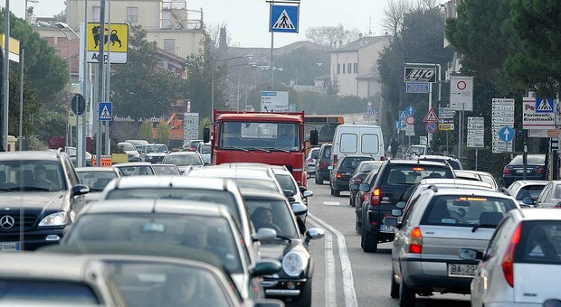 Misure anti smog scattate in città: stop fino agli Euro 3 nella zona blu. Già rilevati 11 superamenti