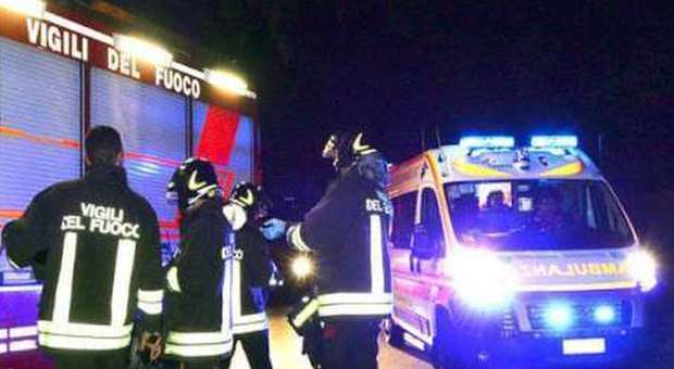 Vigili del fuoco e ambulanze sono intervenuti al porto di Ancona dove è stato ripescato il cadavere di una donna