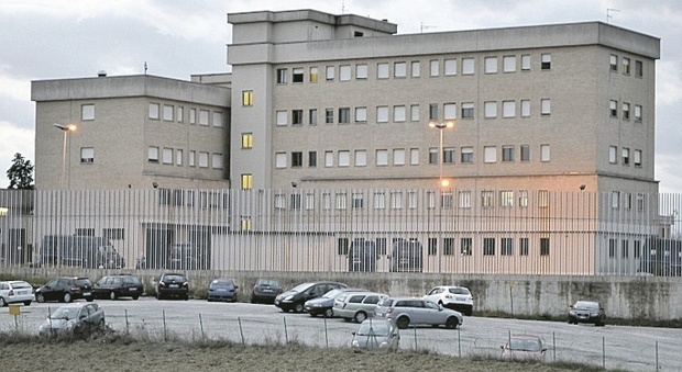 Il carcere di Montacuto è come un ring: rientra ubriaco con due ore di ritardo e picchia gli agenti