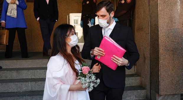 Coronavirus, ai matrimoni via l'obbligo della mascherina per gli sposi: torneranno a baciarsi sull'altare