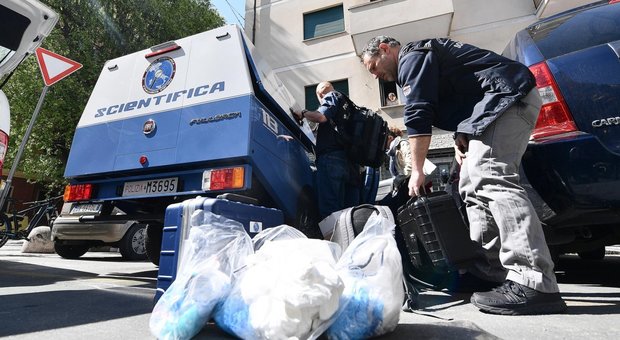 Genova, trova la mamma morta in casa: «L'ho fatta a pezzi e messa nei sacchi dell'immondizia»