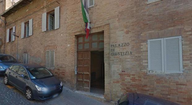 Urbino, si finge tecnico della Sisal e si autocarica tremila euro sulla carta: truffatore alla sbarra
