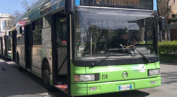 Ancona, fuma a torso nudo sull'autobus e insulta l'autista: multa e denuncia