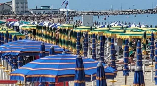 Si riaprono gli ombrelloni in viale Trieste